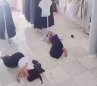 Mujer entra en pánico al encontrar una rata en sus pantalones en una tienda