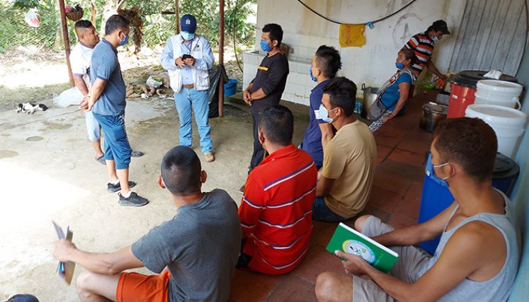 El Defensor del Pueblo, Jorge Villamizar, ayer visitó a las 23 familias que se desplazaron de La Silla.. /Foto: Christian Herrera