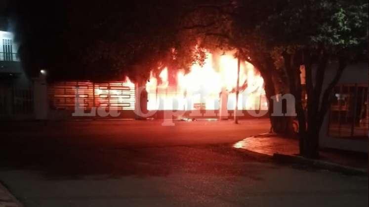 Promediando las 5 de la madrugada, una gran conflagración inició en la madrugada de este sábado. / Foto: La Opinión