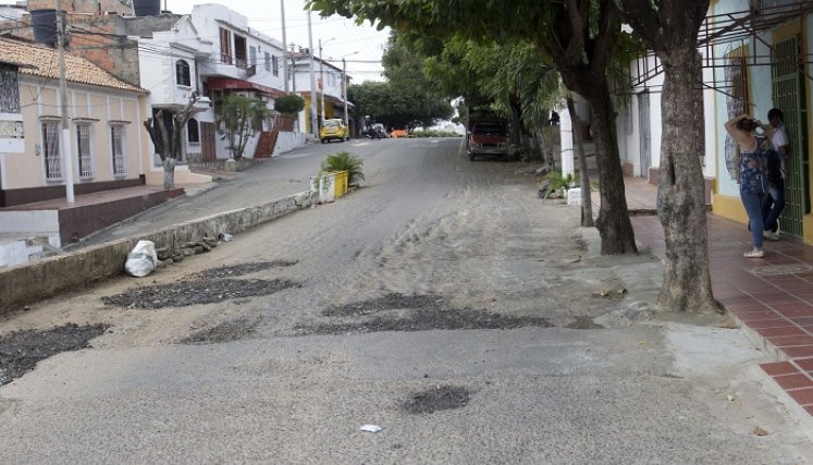 Hace unos días, uno de los vecinos “reparchó” las vías con un poco de asfalto para tapar algunos huecos. / Luis Alfredo Estévez/ La Opinión 