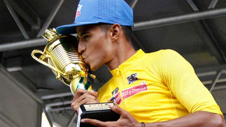 Roniel Campos conquistó el Clásico a Bramón. En la gráfica, besando la Copa cuando se coronó en la Vuelta al Táchira 2020.  Foto/Genaro Pascalle