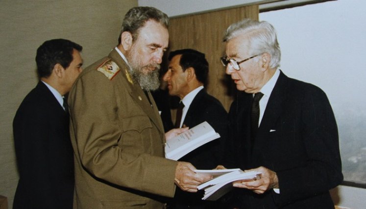 El expresidente Virgilio Barco (derecha), junto al líder de la revolución cubana, Fidel Castro, (izquierda), en una de las visitas del mandatario de la isla a Colombia.