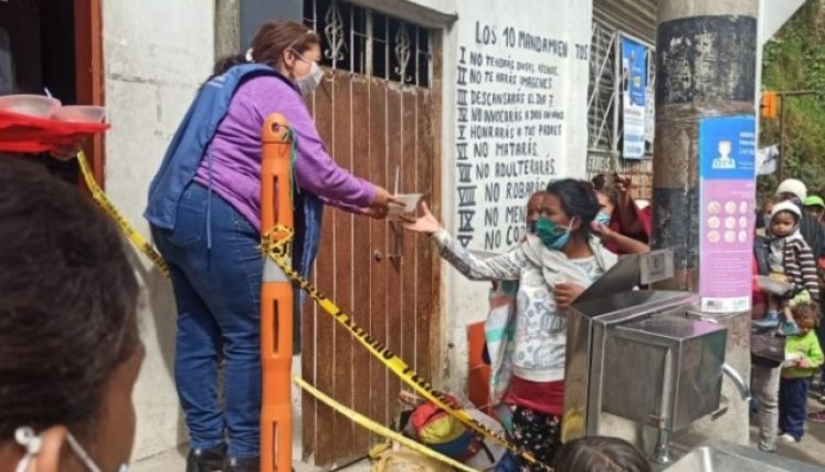 Los migrantes reciben un poco de atención donde Martha Duque. (Foto: Roberto Ospino)
