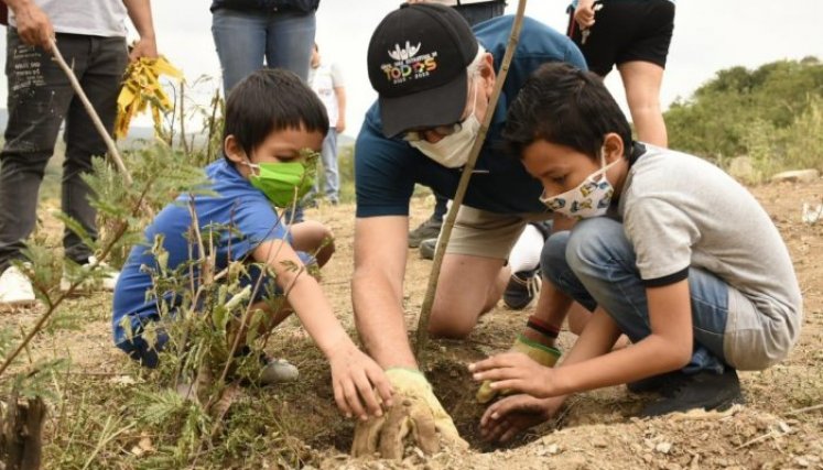 La siembra fue liderada por el alcalde Jairo Yáñez. (Foto: Cortesía)