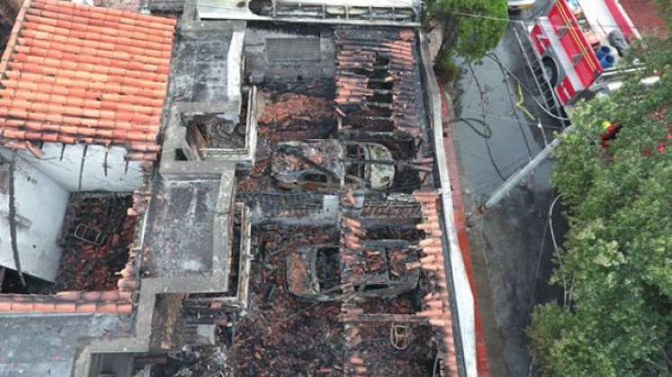 Las primeras hipótesis indican que el incendio inició en el porche de una vivienda y se extendió a las casas de los dos lados, bloqueando la salida por las puertas principales. (Foto: Juan Pablo Cohen)