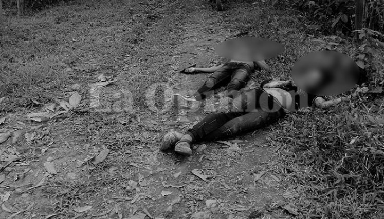 Los cuerpos de los jóvenes quedaron en la orilla de una vía. / Foto: Cortesía