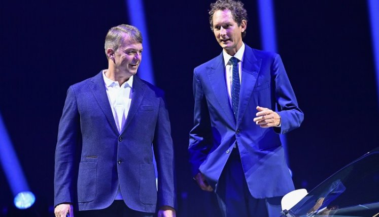 El CEO de Fiat Chrysler Automobiles (FCA), Michael Manley (izq), y el presidente de FCA, John Elkann.