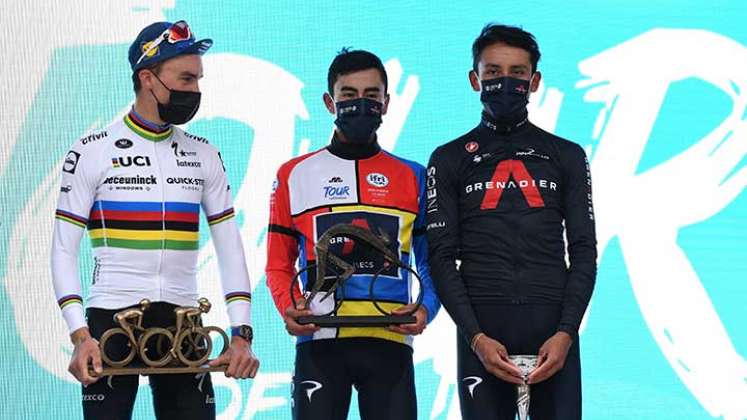 Iván Ramiro Sosa (centro) a compañado de Egan Bernal y Julian Alaphilippe.