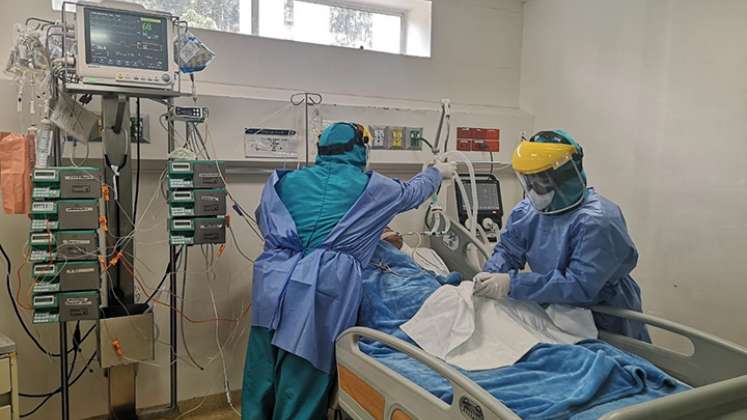 La reducción en ocupación de camas en Unidades de Cuidados Intensivos, permitió bajar de alerta roja a alerta amarilla hospitalaria. / Foto archivo