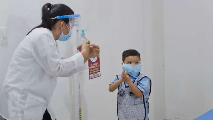 El proceso de desinfección de los niños es constante dentro de las aulas. /Foto: Alfredo Estévez.