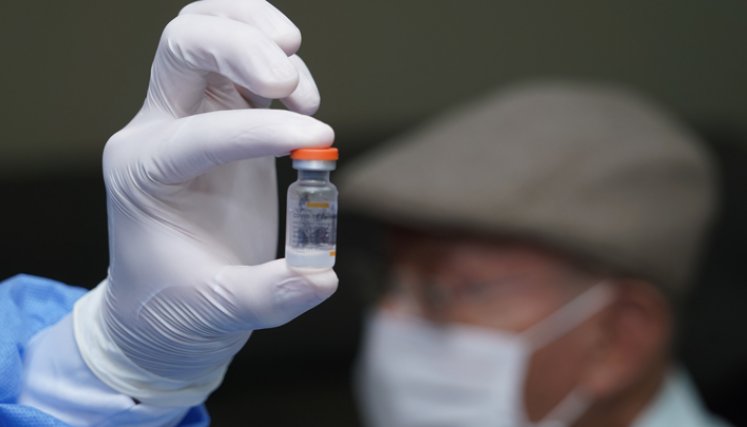Así es la vacuna de AstraZeneca, aprobada por el Invima para su uso en Colombia 