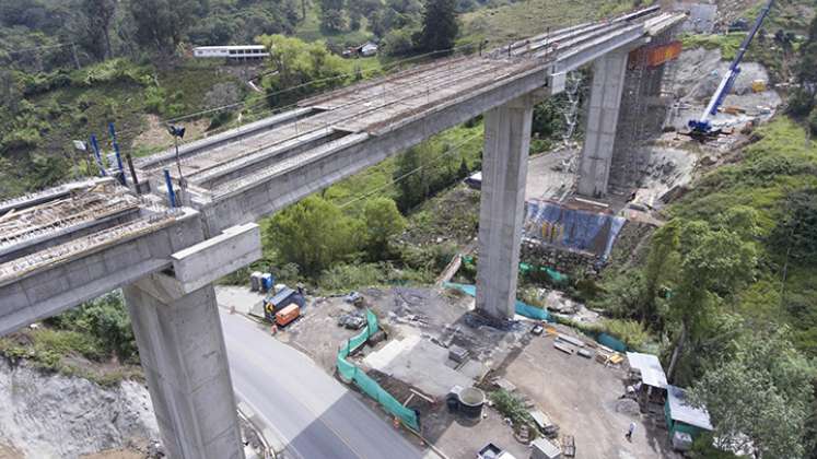 Este viaducto presenta un avance constructivo del 73%.