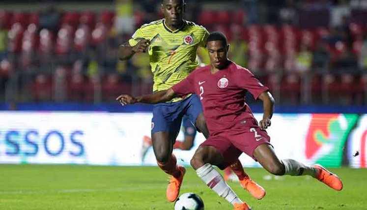 Duván Zapata pelea una pelota en un duelo entre Colombia y Catar en la Copa América de 2019. Foto; Colprensa