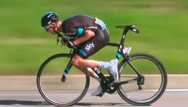 El ciclista Chris Froome toma una posición peligrosa sobre su bicicleta.