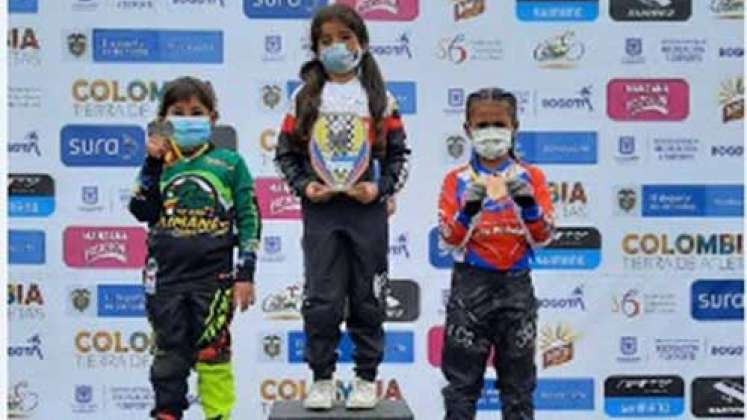 Camila de La Hoz, bicicrocista cucuteña (primera a la derecha).