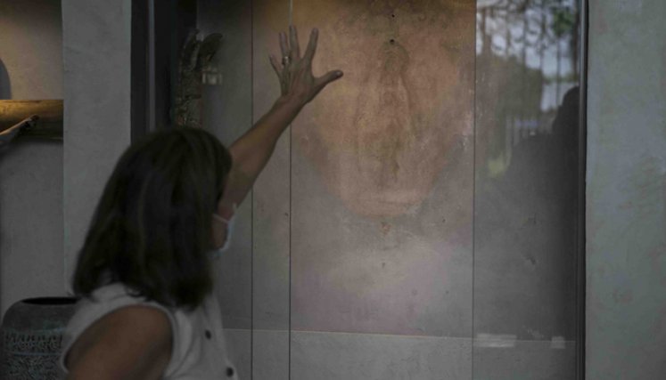 La sala de la casa de la familia Díaz Ferreira fue convertida en capilla y allí llegan los feligreses a rezar, a ponerle flores, a pedir favores y también agradecer por el milagro recibido./ Foto Juan Pablo Cohen.