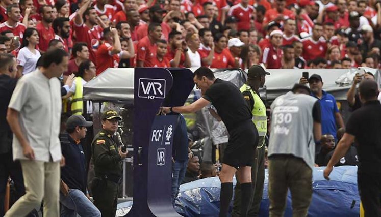 La Ifab le pide más cuidado a los árbitros en las faltas con la mano.