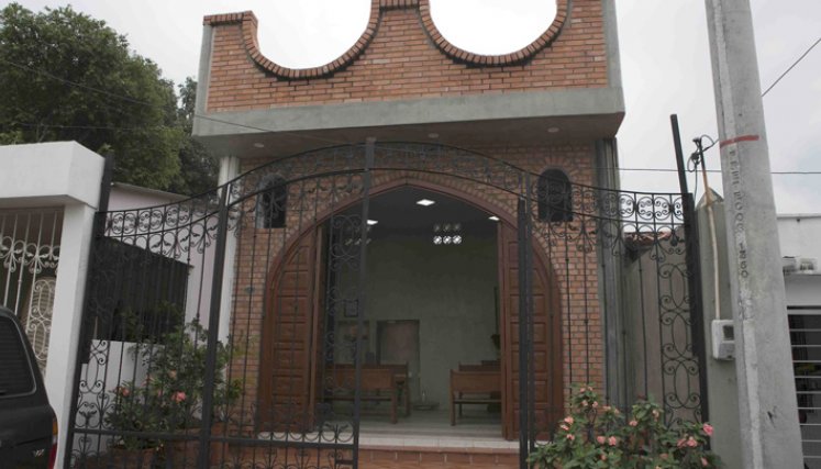 Fachada de la capilla que fue acondicionada para que los devotos la visiten a partir de las 8:00 de la mañana hasta las 6:00 de la tarde. / Foto Juan Pablo Cohen.