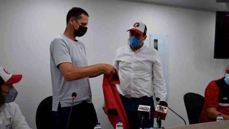 Bernardo Fitz González, entrenador de Motilones del Norte junto a Jhon Bustamante, presidente del equipo. 