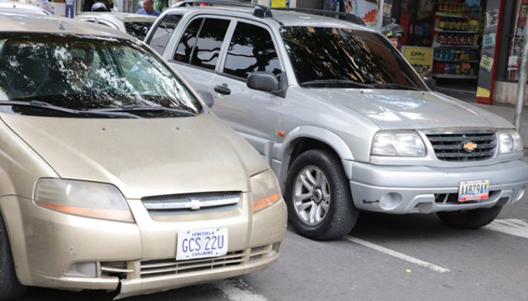 El conejal Alejandro Castellanos señaló que los vehículos con placa venezolana pagan impuestos y por ende deben tener derechos./FOTO: Archivo