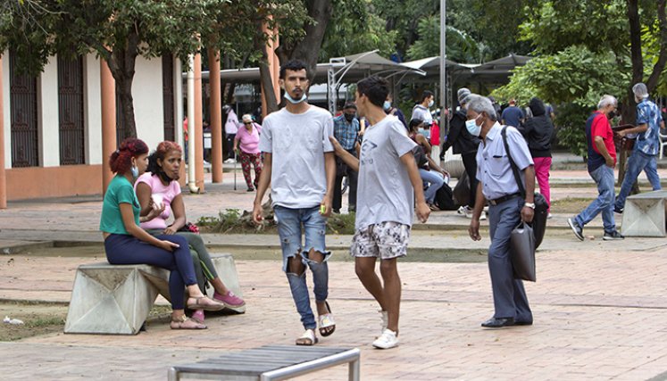 Muchos ciudadanos en Cúcuta aún no asumen su responsabilidad en el autocontrol de l pandemia, por ello es común observarlos en las calles sin tapaboca y en aglomeraciones. / Foto Alfredo Estévez/La Opinión