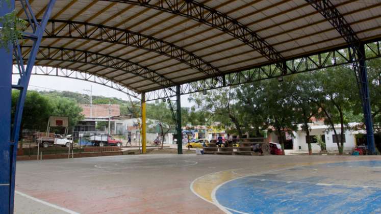 Cancha cubierta para el entrenamiento de deportes y prácticas culturales.