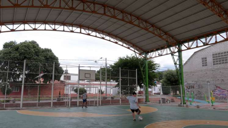 La cancha con cubierta es el activo deportivo más importante del barrio.