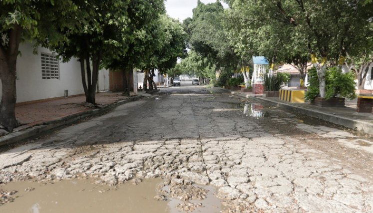 Calle de Prados del Este Estado de la avenida segunda en Prados del Norte, la vía que genera mayor malestar.