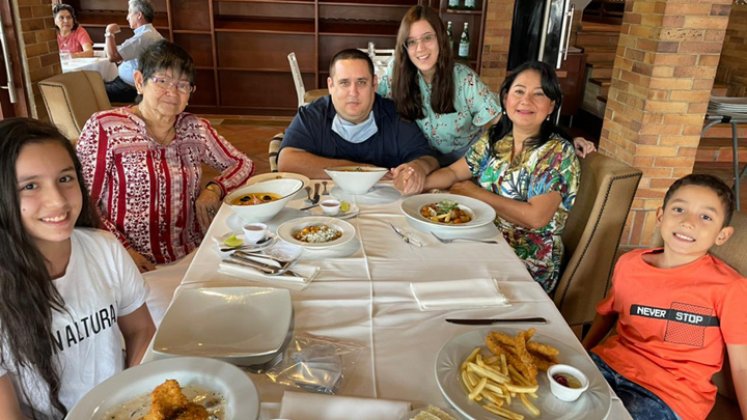 Alberto Ochoa, Luisa Pérez Flórez, Luisa Flórez, Ana Teresa , Luisa Alejandra y Luis Alberto.