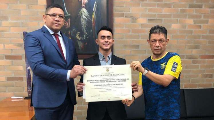 El gimnasta cucuteño Jossimar Calvo Moreno recibió de las manos del rector Ivaldo Torres el título de Licenciado en Educación Física, Recreación y Deportes. / Foto: Unipamplona