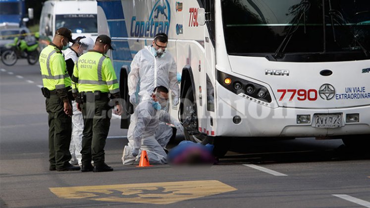 Las autoridades de tránsito se encargaron de la inspección y el levantamiento del cadáver en la avenida Camilo Daza.