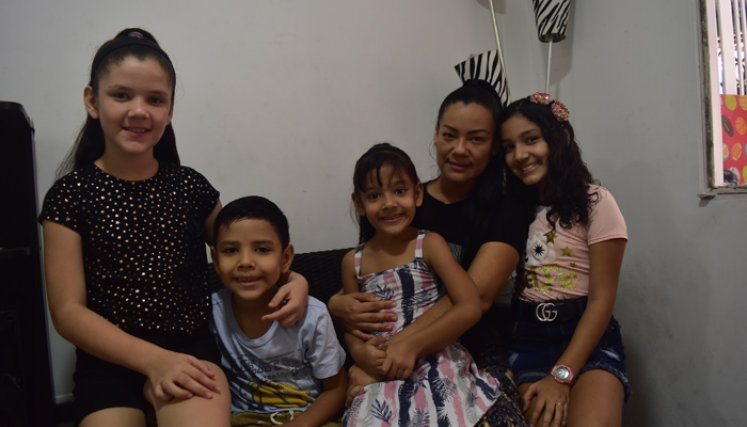 Mardely Márquez  y su hija Nikol (derecha), quien con una madurez notoria valora aún más la vida. Carolay Vivas y su hija Virginia Victoria, superado el cáncer, ahora luchan contra la hepatitis B. / Foto: Pablo Castillo