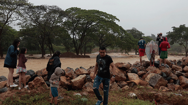 El fuerte aguacero de ayer hizo temer por un nuevo desbordamiento de la quebrada La Tonchalá, que a finales del año pasado afectó a decenas de familias ribereñas. / Fotos Luis Alfredo Estévez / La Opinión