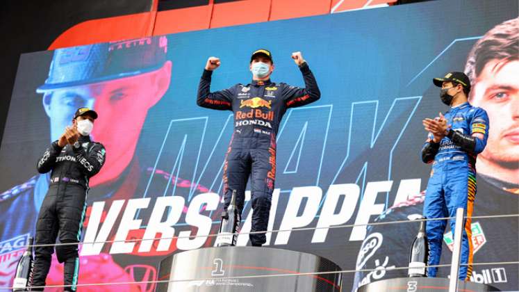 Verstappen, que comenzó tercero en la parrilla de salida, tuvo una salida excelente y adelantó de entrada al mexicano Sergio Pérez. / Foto: AFP