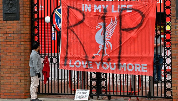 Fans del Liverpool protestaron ante la sede de su equipo. 