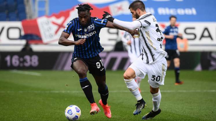 El delantero colombiano del Atalanta Duván Zapata (izquierda) desafía al centrocampista uruguayo de la Juventus Rodrigo Bentancur durante el partido de fútbol de la Serie A. / Foto: AFP