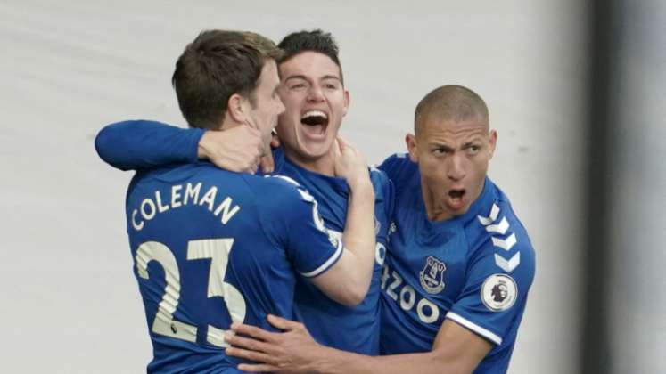 El centrocampista colombiano del Everton, James Rodríguez, celebra tras anotar durante el partido de fútbol de la Premier League inglesa ante el Crystal Palace en Goodison Park en Liverpool. / Foto: AFP