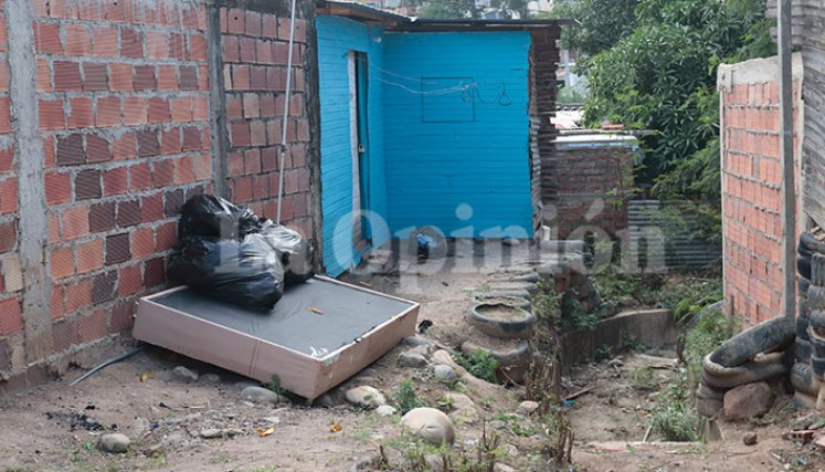 En este punto de la parte trasera de la vivienda, ocurrió el hallazgo del cadáver.