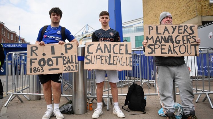 Hinchas protestas contra la Superliga. / Foto: AFP