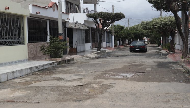 El arreglo de calles continúa siendo una necesidad urgente. / Fotos Luis Alfredo Estévez / La Opinión.