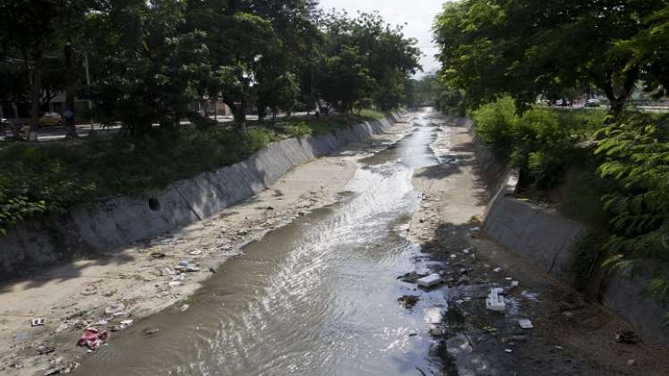 La estrategia para la recuperación integral del Canal Bogotá tiene acciones complementarias como jornadas de embellecimiento, obras de bacheo para mejorar la movilidad y reposición de tuberías para eliminar malos olores.