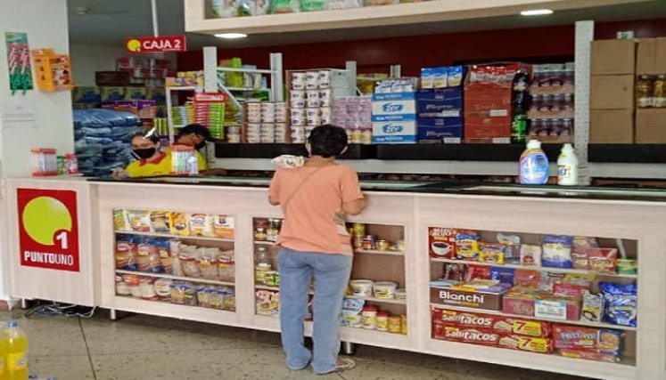 Algunos s vendedores consultados, relatan que las fuertes lluvias, también han incidido en el aumento de los precios, pues la crecida del río Táchira complica el paso de las mercancías. / La Opinión 