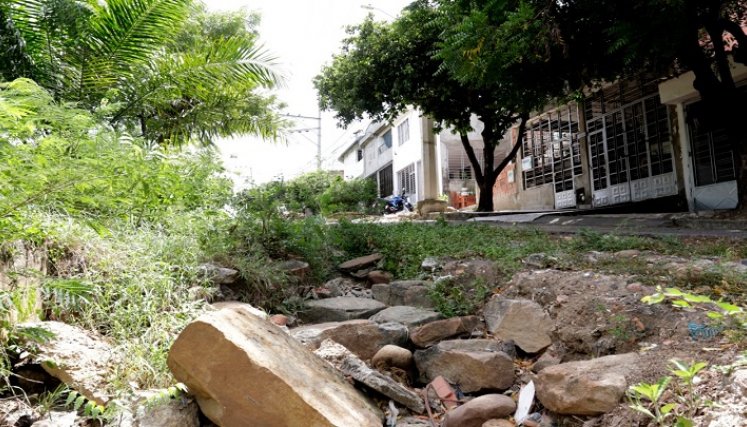 Los habitantes de La Concordia se encuentran totalmente incomunicados con el barrio Aeropuerto por los graves problemas en la vía, que está destruida, con maleza y huecos profundos./Foto Alfredo Estevez/La Opinión.