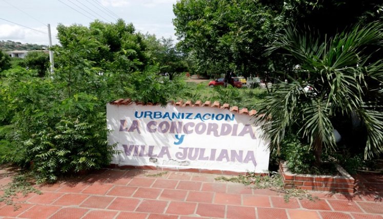 Un sendero es lo que separa a La Concordia de sus demás sectores. / Fotos Luis Alfredo Estévez / La Opinión.