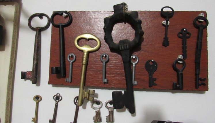 A manera de historia ha ido formado una colección de objetos antiguos. / Foto: Roberto Ospino