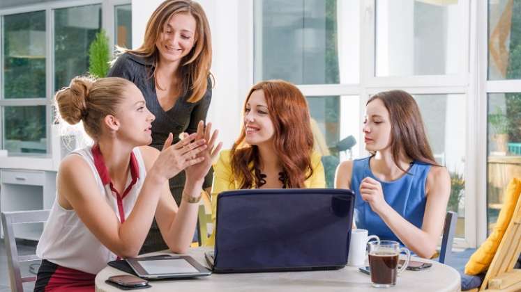 Las mamás interactúan en el teletrabajo. / Foto: Cortesía 