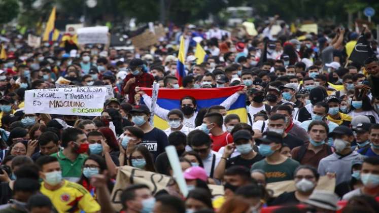 Más de 3 mil jóvenes salieron a protestar pacíficamente. En la vía a Puerto Santander no se presentaron desórdenes. / Juan Pablo Cohen 