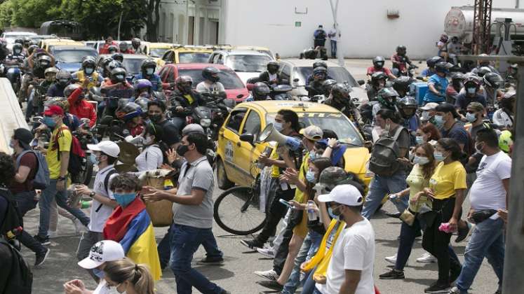 Las comunidades indígenas también se unieron a la gran manifestación. La Policía Nacional brindó seguridad durante la jornada. / Juan Pablo Cohen/ La Opinión 