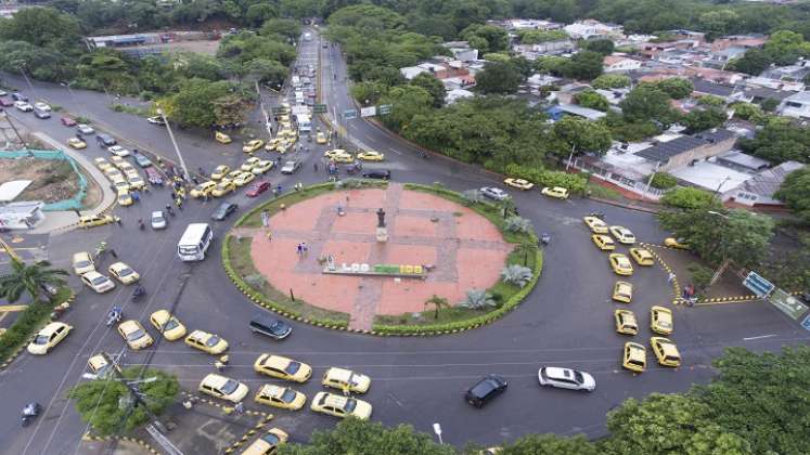 Los taxistas mantuvieron cierres en algunas vías. Cerraban 15 minutos y luego de este lapso, reabrían el paso para los carros particulares, motocicletas y busetas. / Juan Pablo Cohen/ La Opinión 