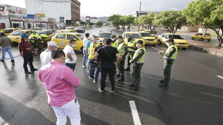 Los taxistas bloquearon diferentes vías desde muy temprano. Aunque se veían pocos conductores, sobre la diagonal Santander el bloqueo duró varias horas.   / Juan Pablo Cohen / La Opinión 